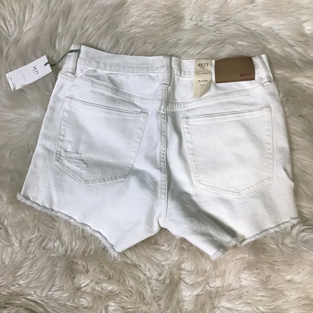 NWT AE77 Classic White Distressed the cut off  Jean Shorts‎